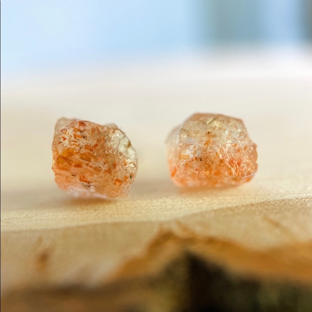 🆕 New Raw Sunstone Crystal Stud Gemstone Earrings,gold posts - Picture 4 of 6